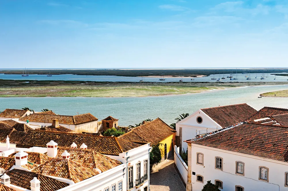 Faro et le Parque Natural da Ria Formosa. | © iStockphoto.com/brytta